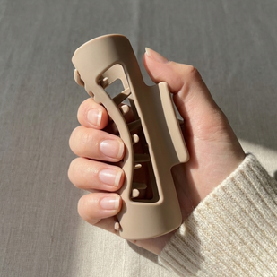 Step 1: Hold the Clip Comfortably